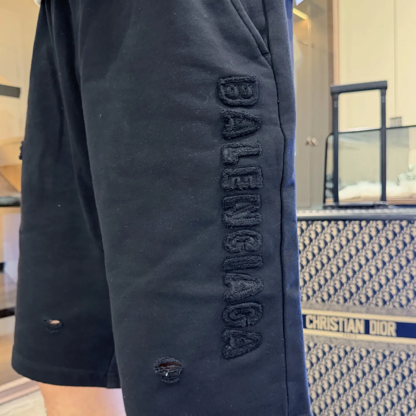 Balenciaga's three-standard complete 2026 summer New Arrival men's casual shorts, advanced custom-made Breathable fabric, Breathable fabric, extremely stretchy and comfortable, impeccable details, top-grade accessories, original logo design concept, delicate and soft feel! The upper body fit is awesome! Size: M-XXXL Please state your height and weight when ordering